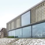 Za przytulny nastrój w sypialni odpowiadają ażurowe zewnętrzne żaluzje. Po pierwsze, pięknie wpuszczają światło, bo