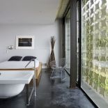 Za przytulny nastrój w sypialni odpowiadają ażurowe zewnętrzne żaluzje. Po pierwsze, pięknie wpuszczają światło, bo