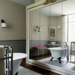 Za ścianą z lustrem ukryte są natryski i toaleta.