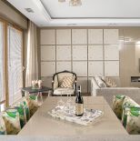 Za skórzanymi kwadratami kryje się pokaźna szafa.