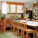 Za sprawą Karin Larsson drewniany dom stał się poligonem nowoczesnego jak na ówczesne czasy dizajnu.