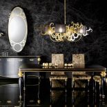 Za stół Venus zapłacimy 12 800 zł. Krzesło kosztuje 2400 zł,a żyrandol - 14 400 zł. HEBAN