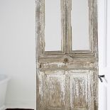 Za tymi drzwiami ukryta jest toaleta.