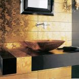 Za umywalkę Cuadrado Dorado zapłacimy 1250 zł. Do kompletu złote płytki Damasco Pure Golden z kolekcji Megalos firmy Dune