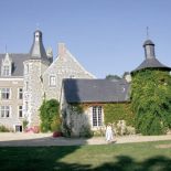 Za wieżą z lewej ukryty jest spory, podgrzewany basen.