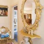 Zabawa przedmiotami, czyli konsola, której podstawą jest putto i obraz ozdobiony fragmentem płaskorzeźby.