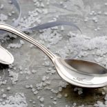 Zabawne wygięcie sprawia, że wygląda intrygująco i wygodnie ją odłożyć lub odwiesić. Łyżka do przekąsek. FRYDERYK