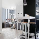 Zabawny stół na toczonych nogach robiony na zamówienie.