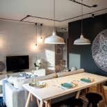 Zabieg ten pozwolił na przełamanie monotonii głównej ściany.