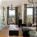 Zabudowa biblioteczna Chelsea, oświetlenie Vintagne, fotel Michelle z kolekcji French Chic oraz witryna Victoria.