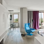 Zabudowa szafy z lakierowanego mdf-u odbija światło i powiększa wnętrze.