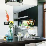 Zabudowę kuchenną zrobiła firma MK Studio, białe blaty są z corianu.