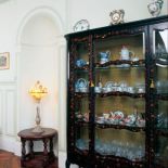 Zabytkowa inkrustowana witryna to dzieło mistrzów holenderskich.