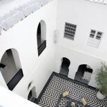 Zachwyca prosta architektura i symetria budynku – stajesz w dowolnym miejscu, patrzysz i masz gotowy