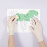 Zaczynamy o namalowania jasnozielonym kolorem liści. Potem ciemniejszą farbą podmalowujemy ich części.