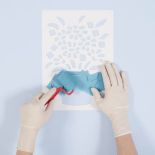 Zaczynamy od wypełnienia kolorem niebieskim największego elementu wzoru - dzbanka, potem malujemy na zielono liście.