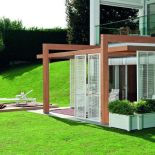 Przydomowa pergola drewniano-szklana.