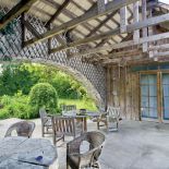 Zadaszony taras łączy dwa domy postawione na tej posiadłości.