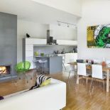 Żadnego egzotycznego drewna. Na podłodze leży dębina. Zielone krzesło to prezent od przyjaciół.