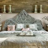 Zagłówek łóżka był kolorowy, ale został przemalowany na szary kolor.