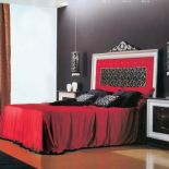 Zagłówek tego królewskiego łoża wyszywany jest srebrnymi nićmi, a drewniana rama pokryta płatkami srebra. Cena - 18 600 zł.