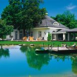 Zamiast basenu jest staw z rybami. Co oczywiście nie oznacza, że nie można się w nim kąpać.