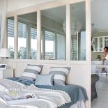 Zamiast grubego muru miedzy salonem a sypialnią stanęła cienka przeszklona ścianka.