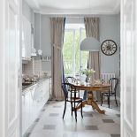 Zamiast klasycznej czarno-białej szachownicy z płytek, gresowa mozaika z ośmiokątów i kwadratów w dwóch odcieniach szarości.