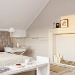 Zamiast kominka miejsce na świece. Dom w stylu american beach