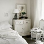 Zamiast nocnego stolika - komoda. I w niej, i na niej więcej się zmieści. To ważne dla Pierre a, który