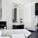 Zamiast ściany w łazience - przesuwane szyby. Dzięki temu można leżeć w wannie i obserwować niebo.