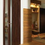 Zamiast tradycyjnej szyby wąska szklana listwa. Drzwi Space w kolorze hebanu kosztują 2810 zł netto (bez montażu). VILLADORA