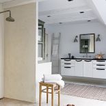 Zamiast wieszaka ogrodowa drabina. Biały dom z orientalnymi dodatkami