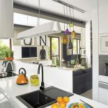 Zamiast wiszących szafek - zamontowane lustra.