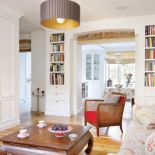 Zamiast wolno stojących regałów - zabudowane w ścianach biblioteki, szafy i kredensy