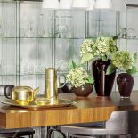 Zamiast współczesnych włączników światła zamontowano stylizowaną na Bauhaus serię 1930 Berkera, idealną do wnętrz z