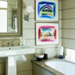 Zamiast wykładać ściany kafelkami, użył boazeryjnych paneli.