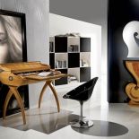 Zamykane biurko z wysuwanym blatem intarsjowane jest hebanem i macicą perłową. Kosztuje 18 850 zł. PATT MEBEL