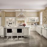 Zaokrąglone drzwiczki wyspy kuchennej, witrynki z dekoracyjnymi szprosami i do wyboru ponad 30 rodzajów uchwytów, Lube Cucine