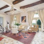 Zapewne Brigitte grzała się przy kominku z czasów Ludwika XIV, pod belkami stropowymi z XVIII wieku