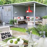 Zaprojektowana przez gospodynię i pomalowana na gołebi kolor.