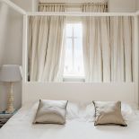 Zaprzyjaźniony stolarz zrobił łóżko do sypialni.