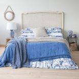 Pleciony zagłówek, a do tego biało-błękitna pościel i niebieska narzuta, ZARA HOME