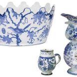 Żardiniera, kolekcja prywatna. Kubek w kształcie baryłki, Anglia, ok. 1635 r. Dzban z dekoracją kwiatową, Anglia, ok. 1825