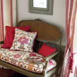 Zasłona i sofa z jedwabnej tkaniny z wiskozowym haftem, kolekcja Etamine w cenie 536 zł i 710 zł z
