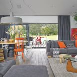 Zasłony i sofy z NAP, dywan - Belbazaar.