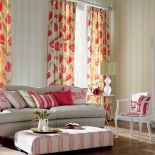 Zasłony Liana za 297 zł/m, krzesło tapicerowane materiałem Etienne (215 zł/m), stół i poduszki w paski: Emilia 278 zł/m