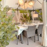 Pawilon do ogrodu z zasłonami