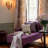 Zasłony Sahara Bernardt – jedwab za 520 zł. Na sofie tkanina Vague (poliester z wiskozą) za 649 zł. Etamine. DECOON