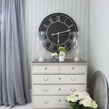 Zasłony upięte dekoracyjnie zdobią, ale też zapewniają przyjemna akustykę w pomieszczeniu.